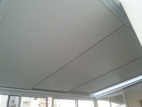 פרגולה נפתחת ידנית מדגם  : גג הזזה פאנל אלומיניום מבודד