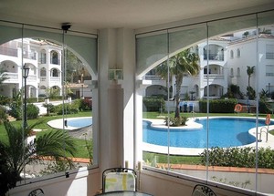 זכוכיות נאספות לסגירת מרפסות - "פנורמיקה" שיטת איסוף זכוכית בצורת אקורדיון למראה מינימליסטי ושמירה על הנוף שמירה על הנוף ( הנחות לוועדי בתים ) 