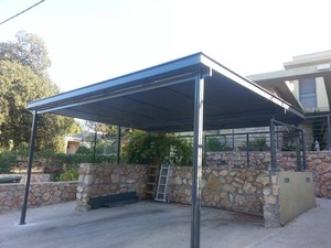 פרגולת אלומיניום כחנייה בייצור מיוחד 