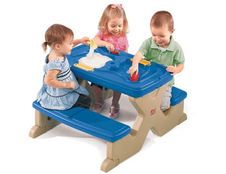 שולחן פיקניק עם פעילויות חול ומים