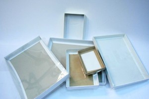 קופסאות בסיס קרטון +מכסה שקוף 21/21/7