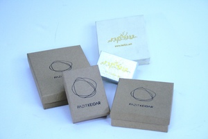 קופסאות קרטון ממותגות לתכשיטים