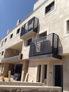 מסתור כביסה מאלומיניום / מסתור מזגן מאלומיניום / מרווח אור 5 ס"מ / דגם רפפה נטרקת חצי עגולה  / חישוב לפי מ"ר 